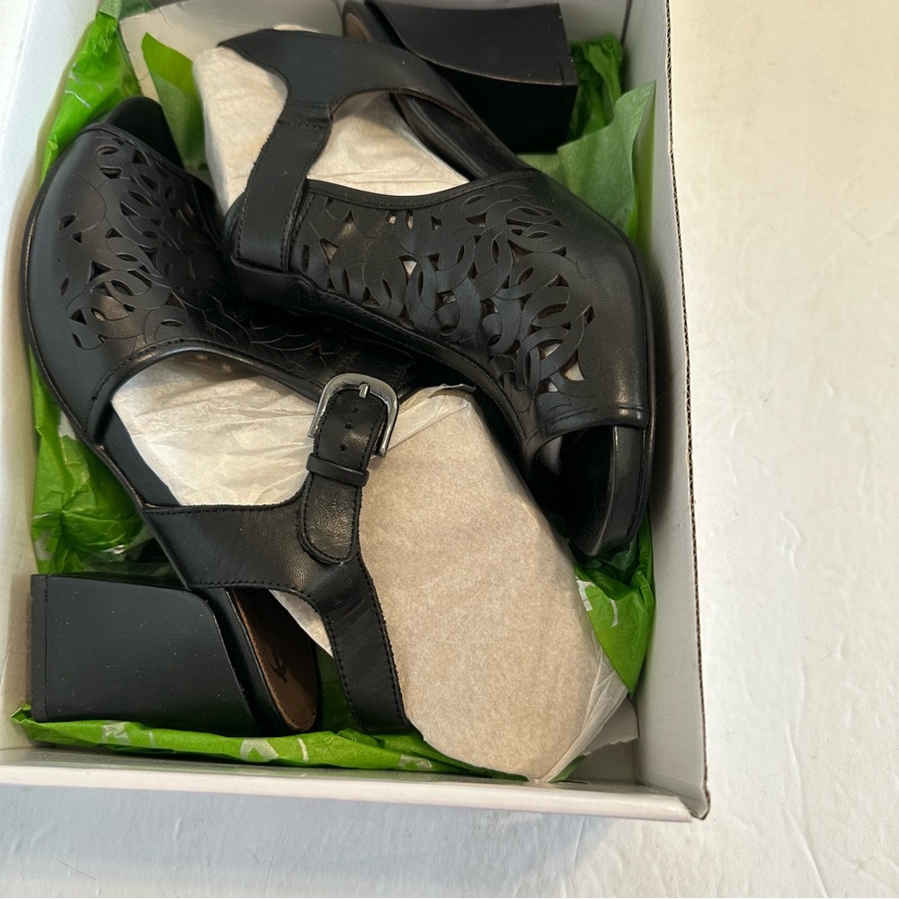 NIB Vintage Earthies Acadia Women's Black Perforated Leather Heeled Sandals 8.5 - Picture 2 of 6